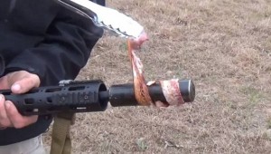 Σκοπευτής ψήνει μπέικον στην κάννη ενός όπλου !!! VIDEO 