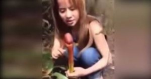 Κινέζες παίζουν με το παράξενο φυτό που έχει σχήμα πέoυς! Η ομοιότητα του είναι απλά απίστευτη! (βίντεο)