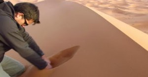 Μοιάζει με συνηθισμένη άμμο!! Όταν όμως ξεκινάει να σκάβει συμβαίνει κάτι μοναδικό!
