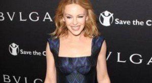 Kylie Minogue: Φωτογραφίζεται με τα εσώρουχα και τρελαίνει τους γείτονες! Φωτό