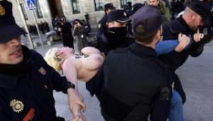 Ισπανία: Οι γυμνόστηθες FEMEN «έσπασαν» τους περιορισμούς για τις διαδηλώσεις [βίντεο]