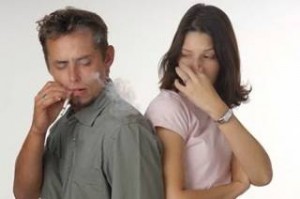 Πώς μπορείτε να διώξετε τη μυρωδιά τσιγάρου από τα ρούχα...