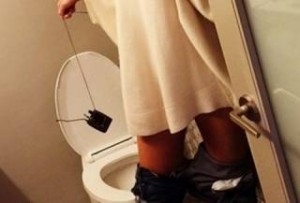 Έλεος αγάπη μου! Ποια Ελληνίδα παρουσιάστρια έβγαλε selfie στην τουαλέτα με κατεβασμένο το παντελόνι! (ΦΩΤΟ)