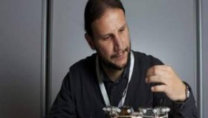 Έλληνας ερευνητής φέρνει την επανάσταση: Λεκάνη χρησιμοποιεί τα ούρα και παράγει ηλεκτρικό ρεύμα [εικόνες]