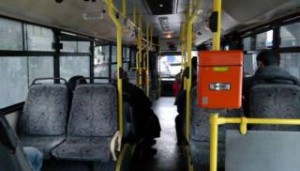 Απίστευτες σκηνές στη Θεσσαλονίκη: Επιβάτης και ελεγκτής πλακώθηκαν στο ξύλο μέσα σε λεωφορείο
