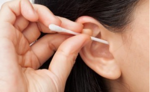 Μπατονέτες: Πώς να καθαρίζετε τα αυτιά σας και γιατί πρέπει να τις αποφεύγετε
