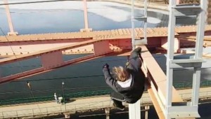 14χρονος πέφτει στο κενό από γέφυρα 30 μέτρων! [βίντεο]