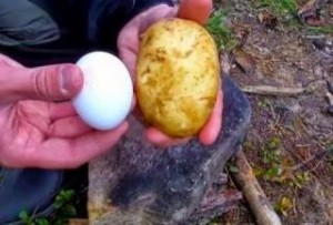 Πήρε μια πατάτα και έβαλε μέσα σε αυτήν ένα αυγό. Ο λόγος; Καταπληκτικός!