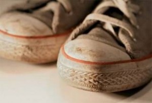 Θέλετε να καθαρίσετε τα αθλητικά παπούτσια σας;;; Δεν φαντάζεστε ποιο υλικό θα τα κάνει σαν καινούργια!