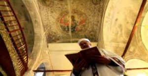 Τούρκος ιμάμης διαβάζει το Κοράνι υπό… την σκέπη του Παντοκράτορα Ιησού Χριστού