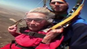 Είναι 100 χρονών αλλά κάνει skydiving! [βίντεο]