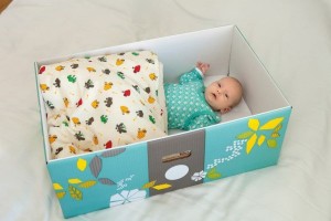 ΑΠΙΣΤΕΥΤΟ:Γιατί τα μωρά στη Φινλανδία κοιμούνται σε χαρτονένια κουτιά;