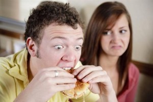 Γιατί οι άνδρες καταβροχθίζουν το φαγητό, ενώ οι γυναίκες το απολαμβάνουν;
