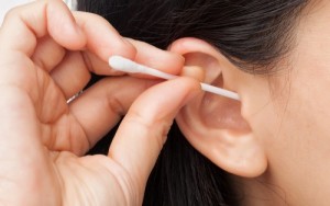 Μπατονέτες:Πώς να καθαρίζετε τα αυτιά σας και γιατί πρέπει να τις αποφεύγετε