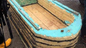 Βραβείο βλακείας: Βγήκαν στη θάλασσα με βάρκα φτιαγμένη από σανίδες κόντρα πλακέ! (εικόνες)