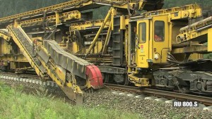 Δείτε Τα απίστευτα μηχανήματα που φιάχνουν τους σιδηρόδρομους