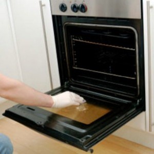 ΑΠΙΣΤΕΥΤΟ tip: Μάθε πώς θα καθαρίσεις τον φούρνο χωρίς να κουραστείς!