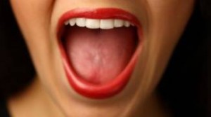 4 ανησυχητικά σημάδια: Τι φανερώνει η γλώσσα σας για την υγεία σας;