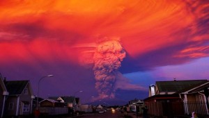 Περίεργα φώτα δείχνουν βίντεο από την έκρηξη του ηφαιστείου Calbuco στη Χιλή