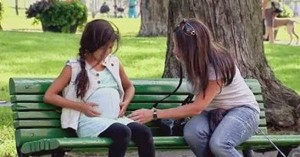 Μία γυναίκα βλέπει αυτή την 11χρονη έγκυο στο πάρκο. Όταν όμως βλέπει το μπαμπά του μωρού ΠΑΘΑΙΝΕΙ ΑΜΟΚ!