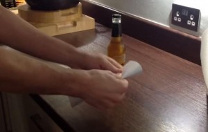ΑΠΙΣΤΕΥΤΟ: Πώς να ανοίξεις μια μπύρα μ’ ένα κομμάτι χαρτί!! (βίντεο)