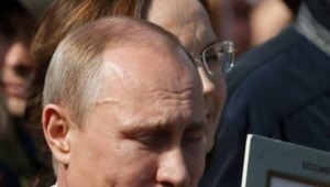 «Λύγισε» ο Πούτιν στους εορτασμούς με τη φωτογραφία του πατέρα του αγκαλιά [εικόνα, βίντεο]