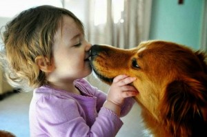 Σας φιλάει ο σκύλος σας; Δείτε τι συμβαίνει στον οργανισμό σας...