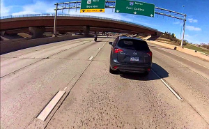 Μοτοσικλετιστής έτρεχε με 225 χλμ/ώρα και όταν συγκρούστηκε με αμάξι - Δείτε τι έγινε... [video]