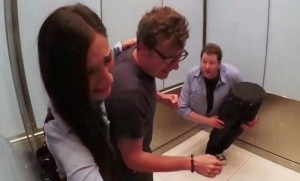 Και ξαφνικά ο τύπος μέσα στο ασανσέρ...κόβεται στα 2!!! ακολουθεί πανικός! (βιντεο)