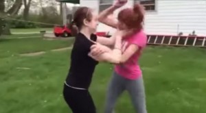 Βίντεο που ΠΡΕΠΕΙ να δείτε…! Να γιατί δεν πρέπει να αφήσετε 2 κορίτσια να τσακωθούνε! (video)