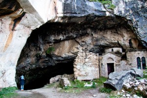 Ο θρύλος του λήσταρχου Νταβέλη - Δεν έχετε ιδέα τι κρύβεται μέσα στη σπηλιά του περιβόητου ληστή (βίντεο)