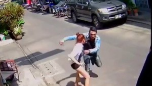 ΣΟΚ ΜΕΡΑ ΜΕΣΗΜΈΡΙ Την Μαχαίρωσε ο Πρώην Εραστής της χύμα μέσα στο δρόμο (Βίντεο)