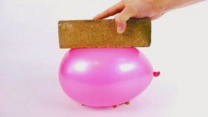 3 πειράματα με μπαλόνια που θα σας εκπλήξουν (Video)