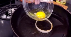Βάζει μία ροδέλα από κρεμμύδι στο τηγάνι και ρίχνει στη μέση ένα αυγό. Ο λόγος; Φανταστικός!