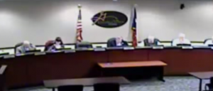 Ξεκαρδιστικό βίντεο! Ο δήμαρχος πήγε στην τουαλέτα και ξέχασε το μικρόφωνό του ανοιχτό! (Video)