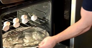 Τοποθετεί αλουμινόχαρτο στο φούρνο και βάζει τα αυγά από πάνω. Το αποτέλεσμα; ΦΑΝΤΑΣΤΙΚΟ!