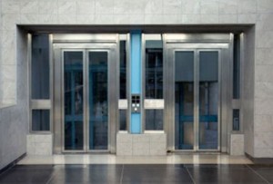 To ήξερες; Γιατί τα ασανσέρ έχουν καθρέφτες;