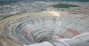 Ρωσία: Το εγκαταλελειμμένο ορυχείο διαμαντιών Mir Mine που «ρουφάει» τα ελικόπτερα [Εικόνες]