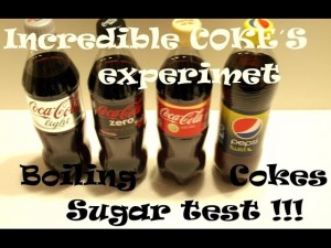 Άρχισε να βράζει Coca cola, Pepsi, Coca Cola Zero και light και δείτε πόση ζάχαρη έβγαλαν!