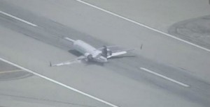Λος Άντζελες: Δραματική προσγείωση αεροσκάφους με την «κοιλιά» [Βίντεο]