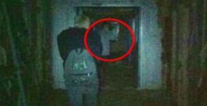 Γυναίκα κατέγραψε με κάμερα το φάντασμα ενός γιατρού ενώ διερευνούσε στοιχειωμένο νοσοκομείο [Βίντεο]