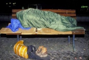 ΣΟΚ: Δείτε ποιος πασίγνωστος διάσημος κοιμάται πλέον στα παγκάκια