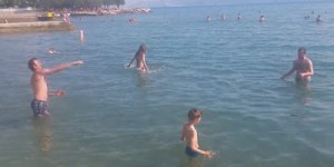 Βόσνιοι παίζουν φρίσμπι στη θάλασσα με… πολύ διαφορετικό τρόπο!