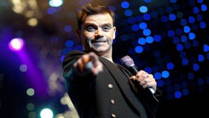 Robbie Williams: «Βάστα γερά Ελλάδα» (video)