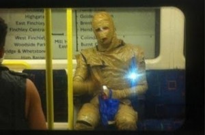 ΑΥΤΟΙ είναι οι πιο περίεργοι άνθρωποι που μπορεί να συναντήσεις στο μετρό