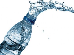 ΠΡΟΣΟΧΗ: Δεν πρέπει να πίνετε νερό από πλαστικά μπουκάλια εκτεθειμένα στη ζέστη. Διαβάστε γιατί ...