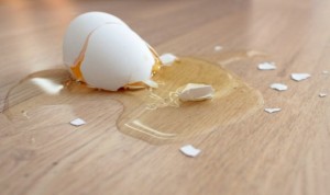 Σας έπεσε αυγό στο πάτωμα; Ρίξτε αλάτι για να φύγει…Αυτό κι άλλα 17 ΚΟΛΠΑ που θα σας λύσουν τα χέρια!!!
