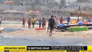 Τυνησία: Ο τζιχαντιστής-δολοφόνος με το kalashnikov στο χέρι περπατά στην παραλία! [εικόνες]