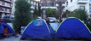Μυτιλήνη: Οι λάθρο..μετανάστες κάνουν ουρές έξω από οίκο ανοχής! [βίντεο]