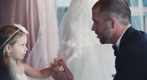 Μοιάζει με έναν κανονικό γάμο μέχρι που ο γαμπρός σκύβει στη κόρη της νύφης και της λέει…(video)